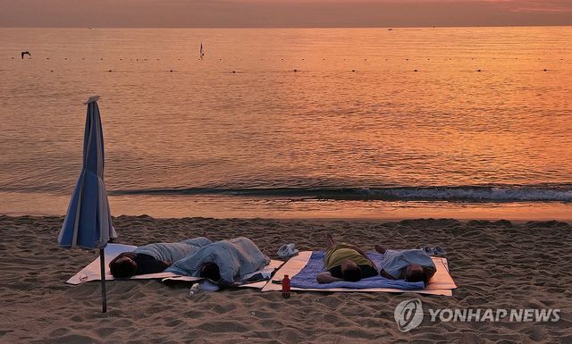 강릉 백사장에서 동틀 때까지 꿀잠