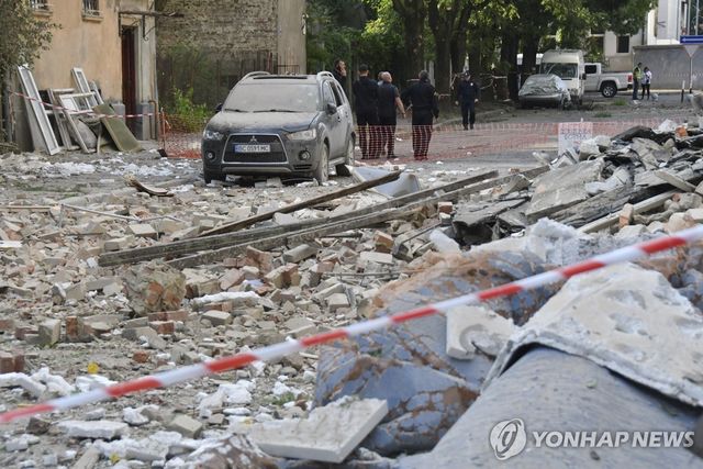 러시아 공습에 부서진 르비우 주거단지