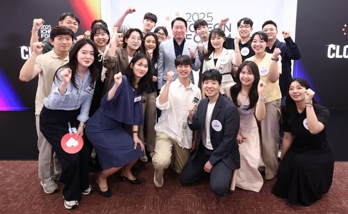 이천포럼 2025 참석한 SK그룹 구성원들과 최태원 회장