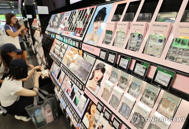 서울 화장품 매장에서 제품 고르는 외국인