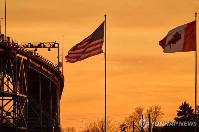 바람에 펄럭이는 미국·캐나다 국기