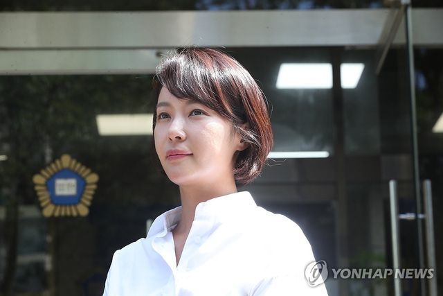 법원 나오는 황정음