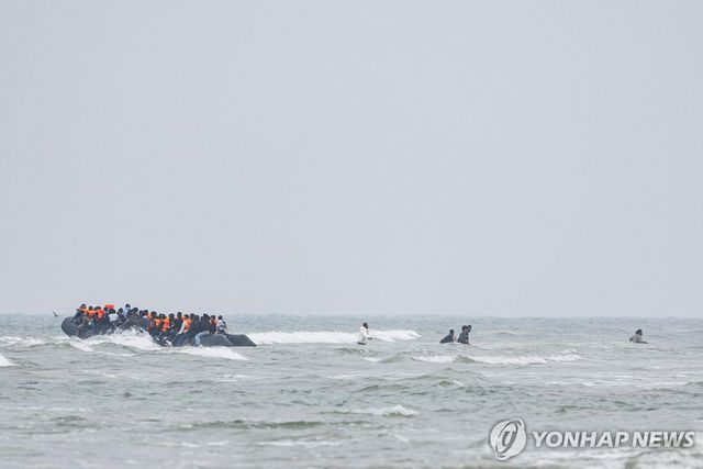 영국 해협을 건너려는 소형 보트