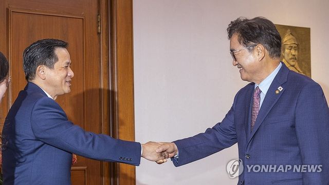 다이빙 주한중국대사와 악수하는 우원식 국회의장