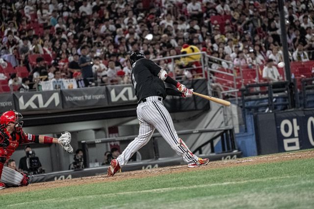 홈런 치는 LG의 문보경