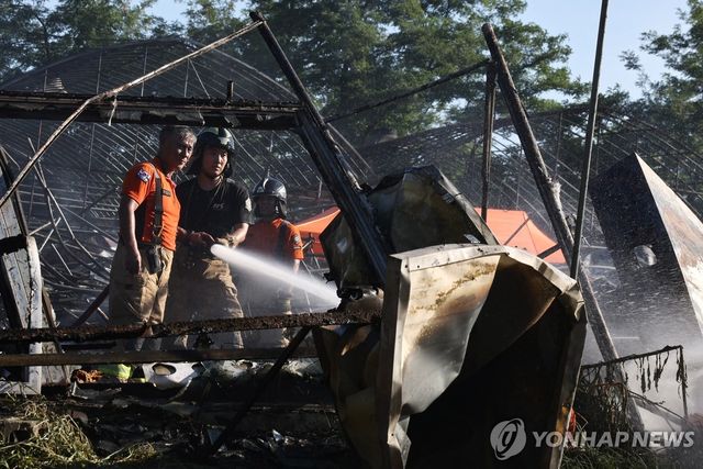잔불 정리 중인 세곡동 화훼단지