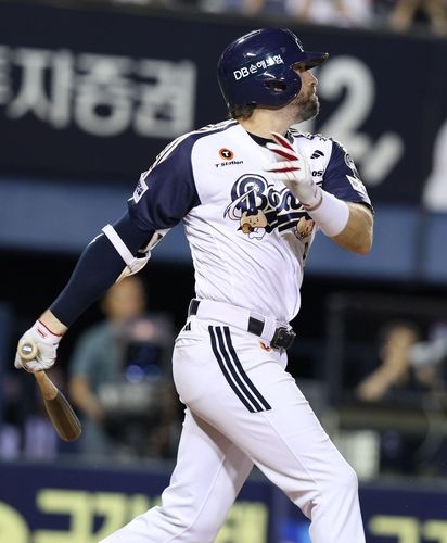 적시타 때리는 두산의 제이크 케이브