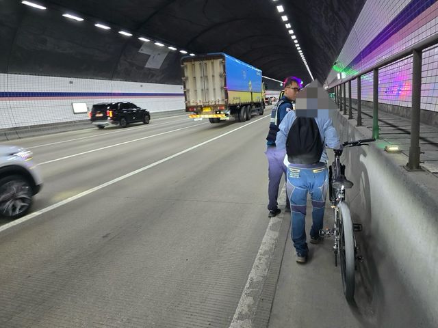 고속도로 터널서 구조