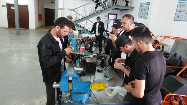 사마르칸트 직업훈련원의 자동차 정비 실습