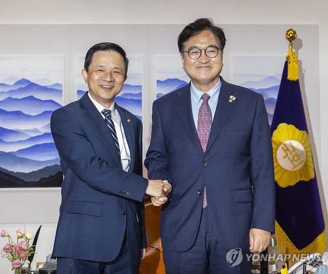 다이빙 주한중국대사와 악수하는 우원식 국회의장