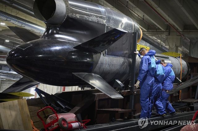 우크라이나 방위산업 스타트업 '파이어포인트' 직원들이 지난 18일 비밀 공장에서 순항미사일 '플라밍고'를 검수하고 있다. [AP=연합뉴스]