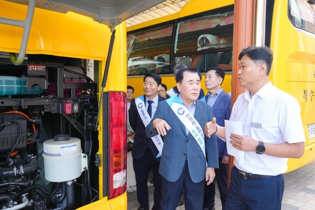 수소버스 점검하는 김지철 충남교육감