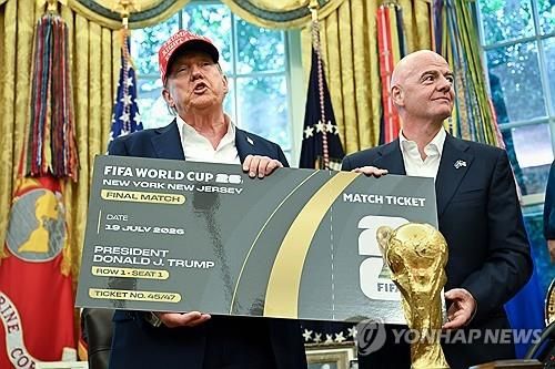 내년 열리는 FIFA 월드컵 티켓 받아 든 트럼프