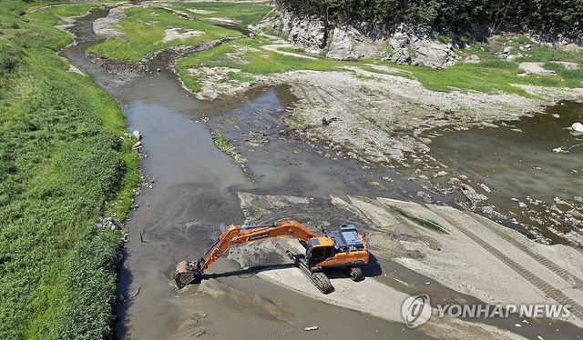 강릉 상수원 저수율 10%대로 '뚝'…물길 확보 작업