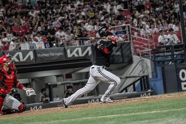 연타석 홈런 터뜨린 LG의 오지환