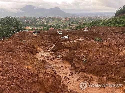 21일(현지시간) 기니 수도 외곽 마네아 마을 산사태 현장