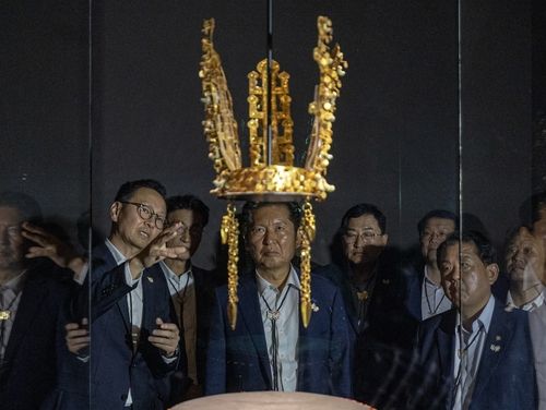 천마총 금관 살피는 정청래 대표