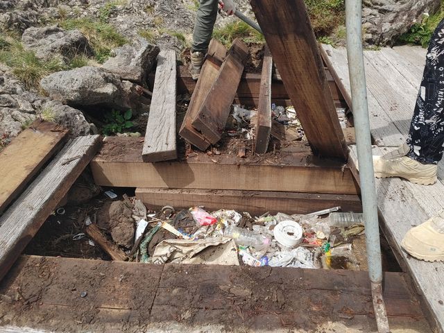 한라산 정상 나무데크 아래서 나온 쓰레기들