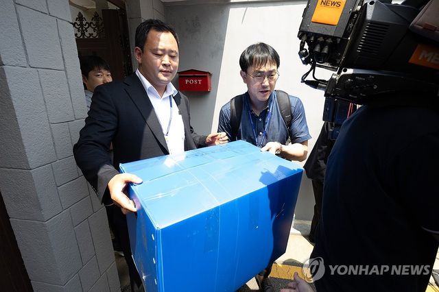 한덕수 전 총리 자택 압색 끝…압수품 옮기는 내란특검팀