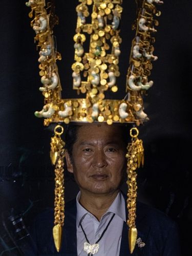 천마총 금관 살피는 정청래 대표