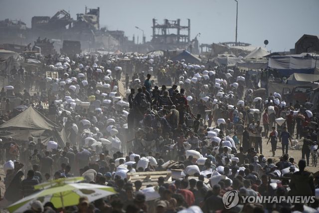 구호품 트럭에 몰린 가자지구 주민