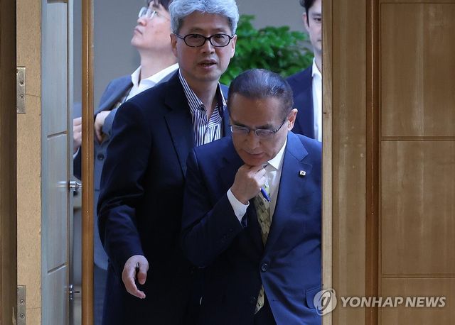 기자간담회장 들어서는 위성락 안보실장