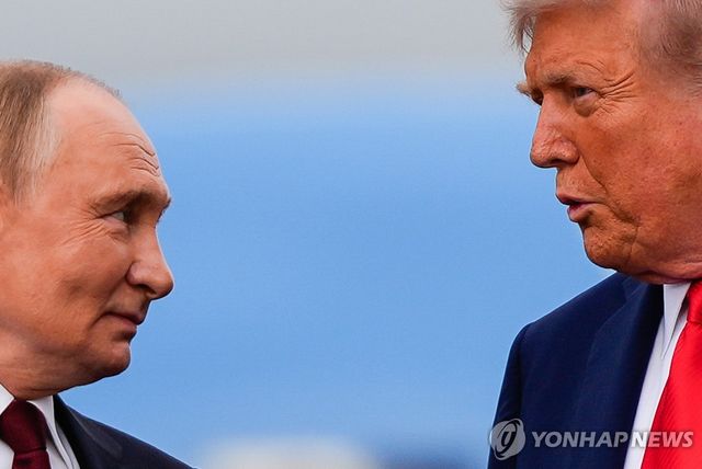15일(현지시간) 알래스카에서 대화하는 트럼프와 푸틴