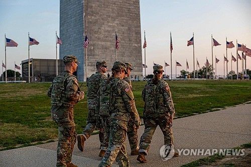 16일(현지시간) 미국 워싱턴DC 워싱턴 기념탑 주변을 주방위군이 순찰하는 모습.