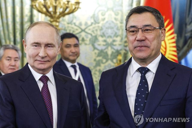 푸틴 러시아 대통령(왼쪽)과 자파로프 키르기스스탄 대통령