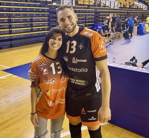 비예나(오른쪽)와 기념사진을 찍은 아내 라브레스