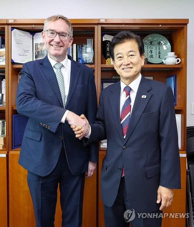 정동영 통일부 장관, 주한 영국대사 접견