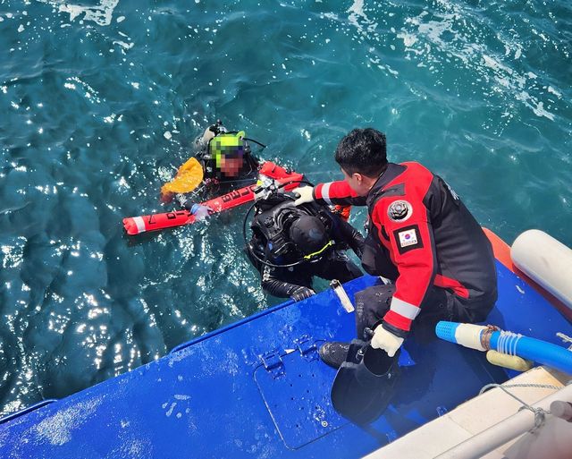 구조되는 다이버들