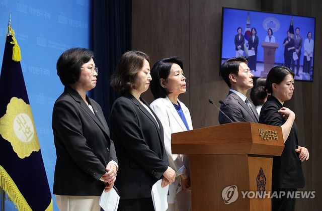 방송3법 통과 기자회견에서 발언하는 최민희 위원장