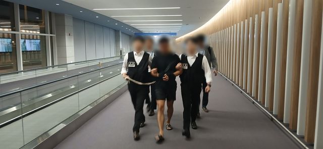 BTS 정국·회장님도 당한 해킹조직 총책…법무부 강제송환 검거