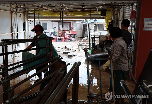침수 피해 입은 시장