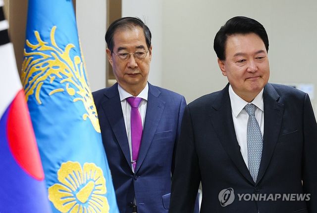 국무회의 입장하는 윤석열 대통령과 한덕수 국무총리