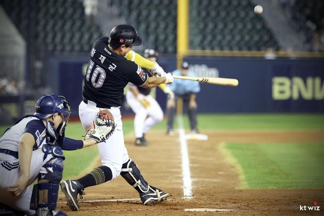 만루홈런 터뜨리는 kt의 황재균