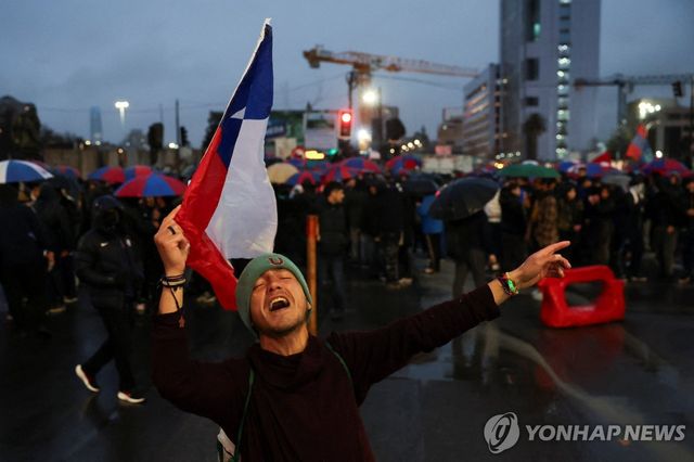 아르헨티나 외교부 앞에서 시위하는 칠레 팬