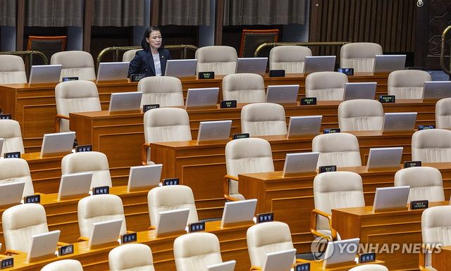 국회 본회의 출석한 이진숙 방통위원장