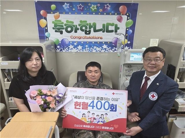 헌혈 400회한 김성수 중령(가운데)