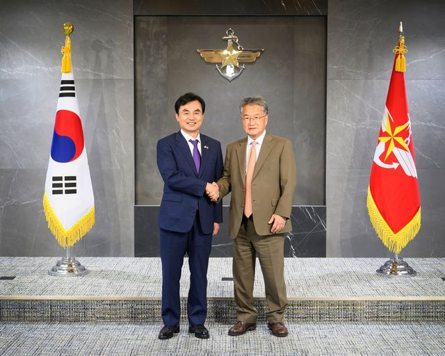안규백 국방부 장관(왼쪽)과 조셉 윤 주한미국대사대리