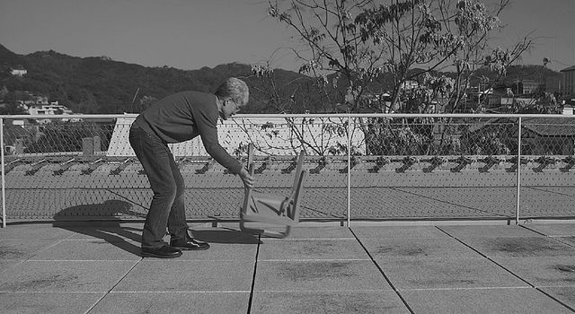 안규철 작 '쓰러지는 의자'