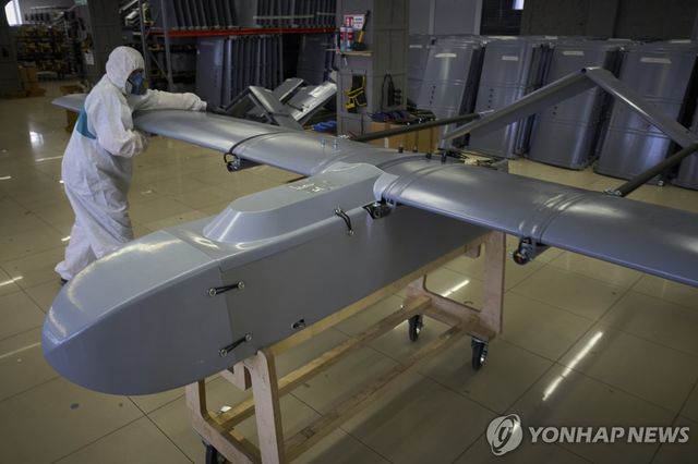 우크라이나 방위산업 스타트업 '파이어포인트' 직원들이 지난 18일 비밀 공장에서 무인기(드론)을 검수하고 있다. [AP=연합뉴스]