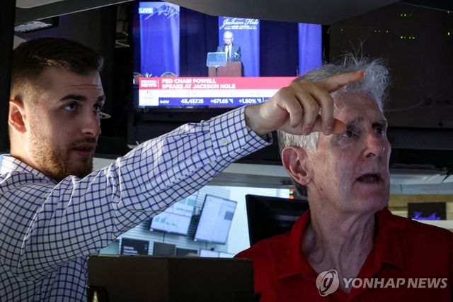 22일(현지시간) 미국 뉴욕증권거래소에서 트레이더들이 제롬 파월 연준 의장 발언을 지켜보고 있다.
