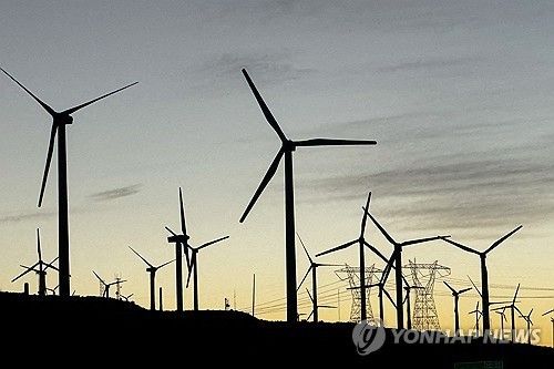 미 캘리포니아주 팜스프링스의 풍력터빈.