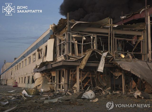 21일(현지시간) 러시아 공습에 파괴된 우크라이나 르비우 건물