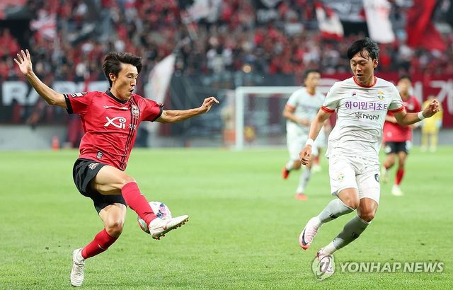 공 잡아내는 김진야