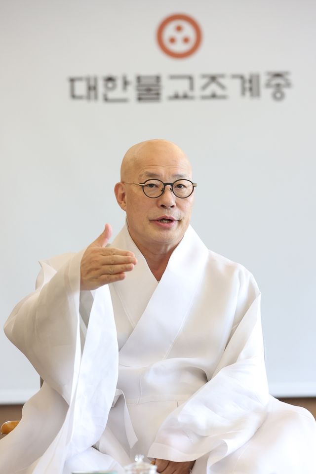인터뷰하는 조계종 총무원장 진우스님