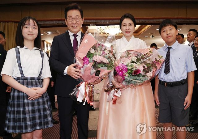 화동과 기념촬영 하는 이재명 대통령 부부