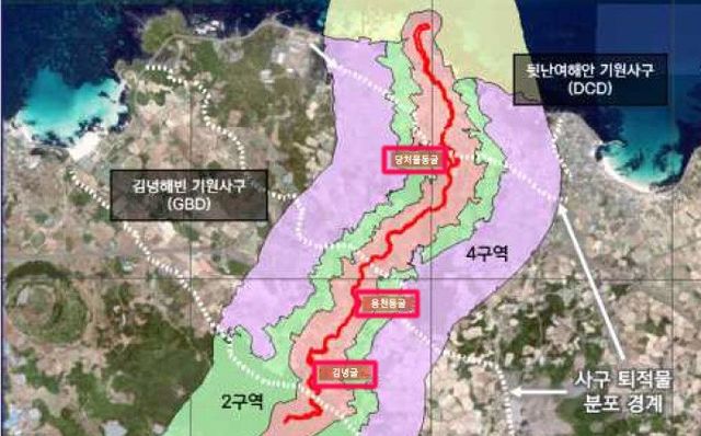 거문오름용암동굴계(붉은선)와 해안사구 분포